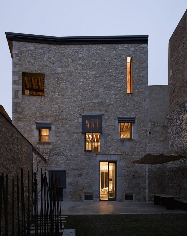 Fac¦žade at sunset time Fac%C2%A6%C5%BEade at sunset time Breathtaking Medieval Building Turned Into Contemporary Living Space