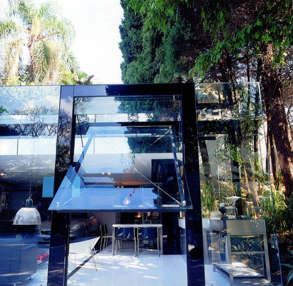 Modern Garage by Brunete Fraccaroli 2 Striking Transparency Showcased By A Modern Live In Garage