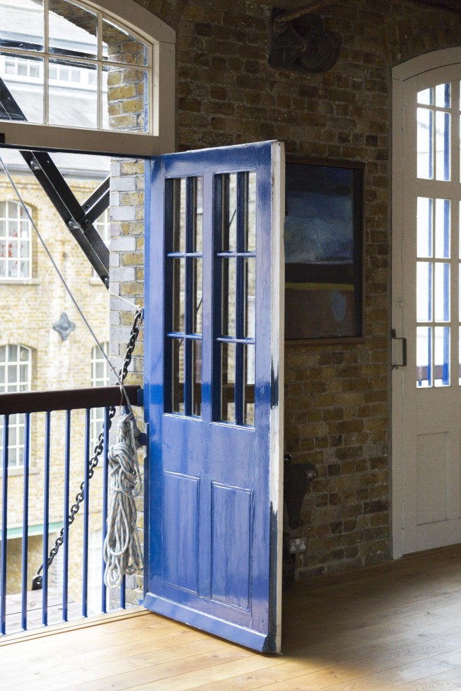 queen-elizabeth-street-blue-door